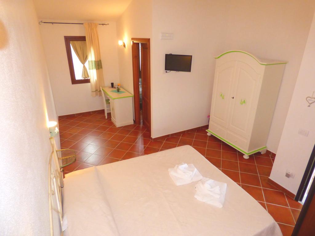 Agriturismo La Rocca Manna San Teodoro  Exterior foto